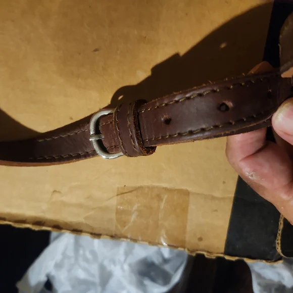 SaddlebackBrown Leather Messenger Bag with Classic Design unisex
